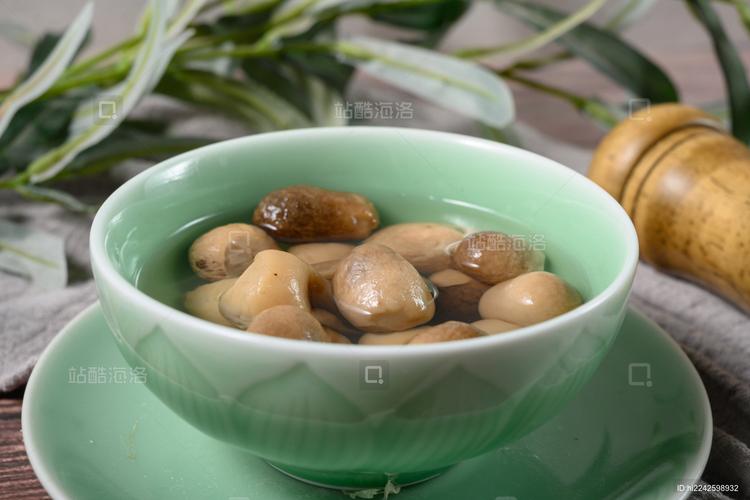 桌面上的盘子里的美味可口的罐头草菇